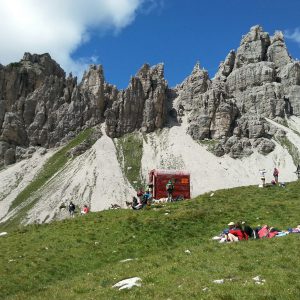 De omgeving van Poffabro met de reusachtige Dolomieten op de achtergrond.